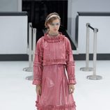 Vestido rosa de la nueva colección de Chanel primavera/verano 2016 en París Fashion Week