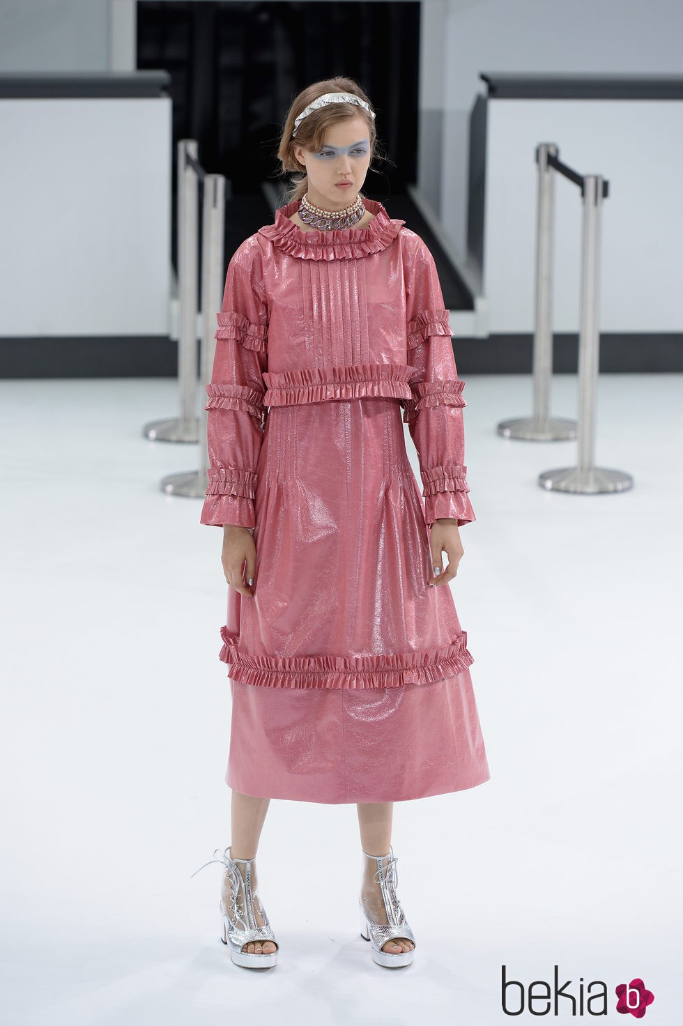 Vestido rosa de la nueva colección de Chanel primavera/verano 2016 en París Fashion Week