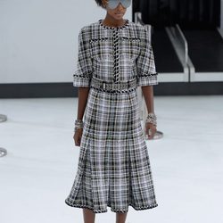 Vestido de cuadros de la nueva colección de Chanel primavera/verano 2016 en París Fashion Week