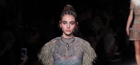 Vestido largo con flecos de la colección de primavera/verano 2016 de Valentino en París Fashion Week