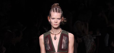 Vestido en tonos marrones y verdes de la colección de primavera/verano 2016 de Valentino en París Fashion Week