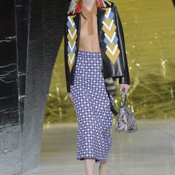 Falda de rombos y chaqueta de cuero de la colección primavera/verano 2016 de Miu Miu en Paris Fashion Week