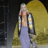 Falda de rombos y chaqueta de cuero de la colección primavera/verano 2016 de Miu Miu en Paris Fashion Week