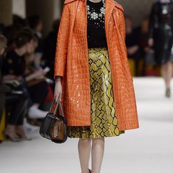 Falda y chaquetón de piel de serpiente de la colección primavera/verano 2016 de Miu Miu en Paris Fashion Week