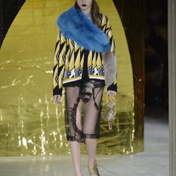 Chaqueta amarilla y negra y falda de transparencias de la colección primavera/verano 2016 de Miu Miu en Paris Fashion Week