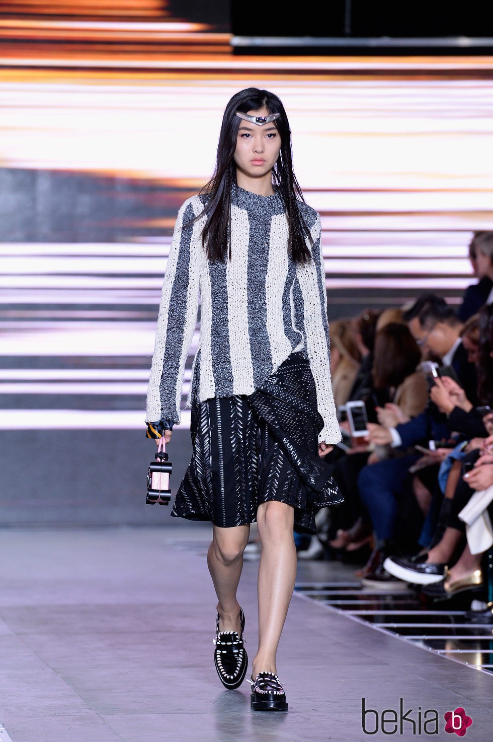 Jersey de rayas y falda negra de la colección primavera/verano 2016 de Louis Vuitton en Paris Fashion Week