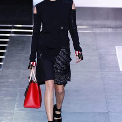 Vestido negro de la colección primavera/verano 2016 de Louis Vuitton en Paris Fashion Week