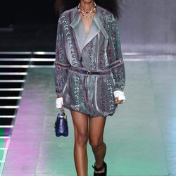Mini vestido gris de la colección primavera/verano 2016 de Louis Vuitton en Paris Fashion Week