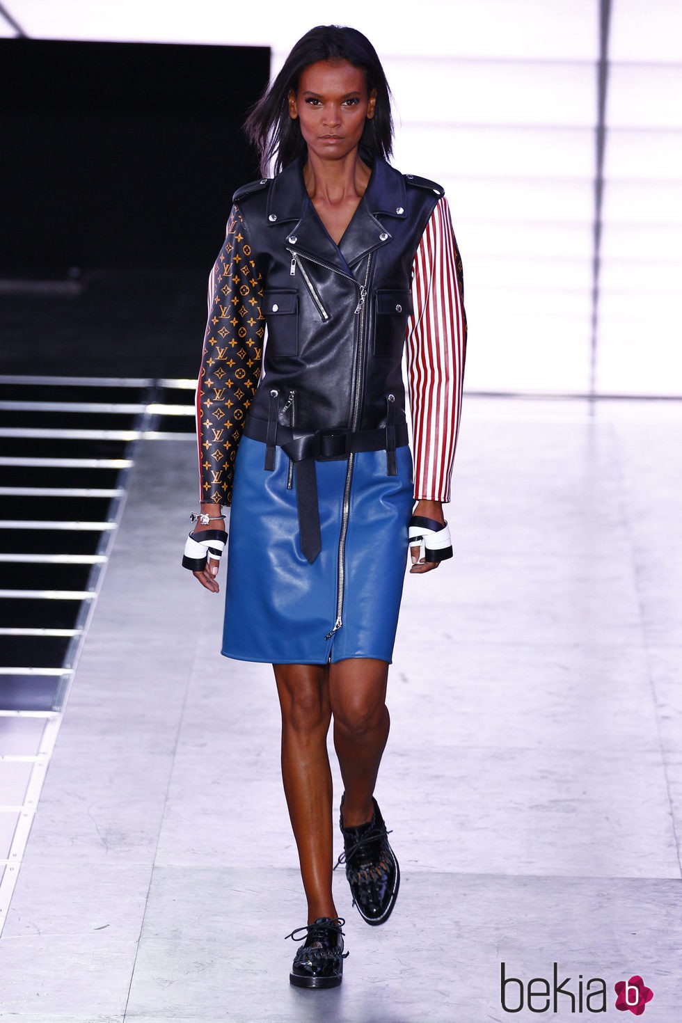 Chaqueta de cuero y falda azul de la colección primavera/verano 2016 de Louis Vuitton en Paris Fashion Week