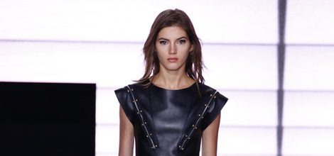 Vestido negro de cuero de la colección primavera/verano 2016 de Louis Vuitton en Paris Fashion Week