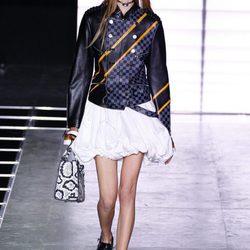 Chaqueta negra y falda blanca de la colección primavera/verano 2016 de Louis Vuitton en Paris Fashion Week
