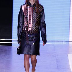 Chaqueta y falda de cuero de la colección primavera/verano 2016 de Louis Vuitton en Paris Fashion Week