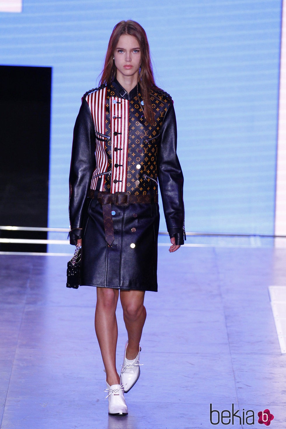 Chaqueta y falda de cuero de la colección primavera/verano 2016 de Louis Vuitton en Paris Fashion Week