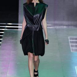Top de cuero y falda con cremallera de la colección primavera/verano 2016 de Louis Vuitton en Paris Fashion Week