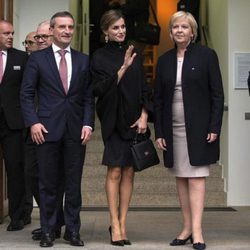 La reina Letizia elige un little black dress y una capa de Hugo Boss para su viaje a Alemania