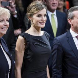 La reina Letizia elige un little black dress y una capa de Hugo Boss en su viaje a Alemania