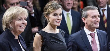 La reina Letizia elige un little black dress y una capa de Hugo Boss en su viaje a Alemania