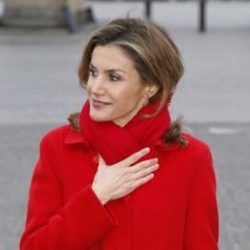 La Reina Letizia con abrigo rojo de Hugo Boss en su viaje a Alemania