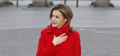 La Reina Letizia con abrigo rojo de Hugo Boss en su viaje a Alemania