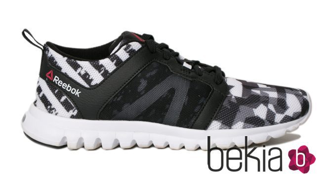 Modelo de zapatilla deportiva blanco y negro Geométrico de Bershka