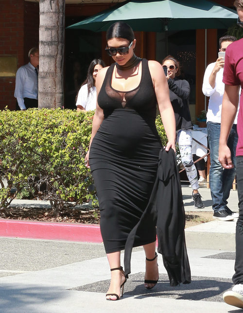 Kim Kardashian con vestido largo negro en su segundo embarazo