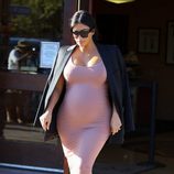 Kim Kardashian con vestido rosa ceñido y blazer negra en su segundo embarazo