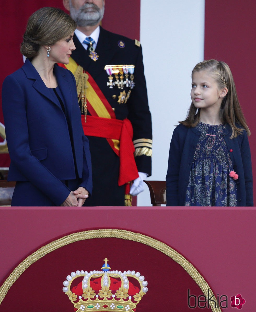 Doña Letizia con su traje de Felipe Varela junto con su hija la Princesa Leonor