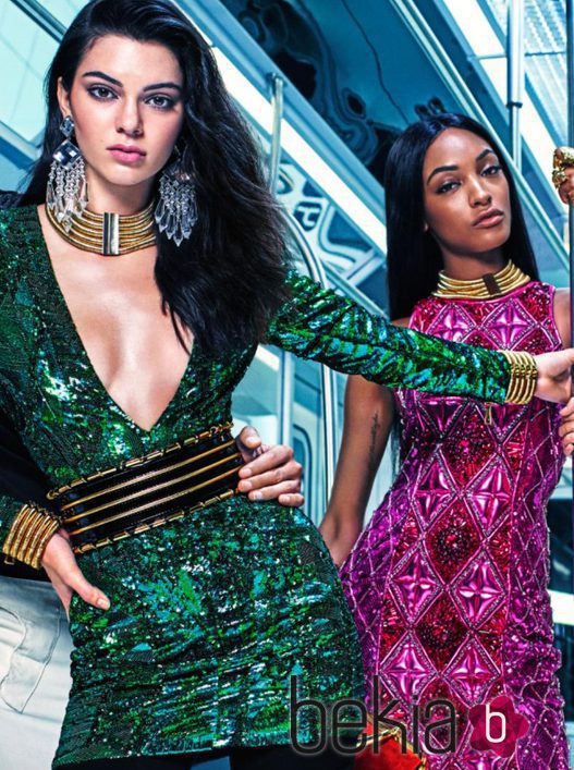 Dos modelos posan para la campaña de Balmain para H&M