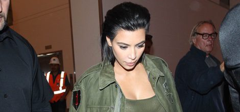 Kim Kardashian con vestido y chaqueta verde militar en su segundo embarazo