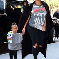 Kim Kardashian con pantalón roto y camiseta gris en su segundo embarazo