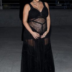 Kim Kardashian con vestido negro en su segundo embarazo