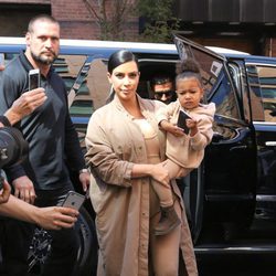 Kim Kardashian con look entero beige en su segundo embarazo