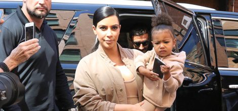 Kim Kardashian con look entero beige en su segundo embarazo