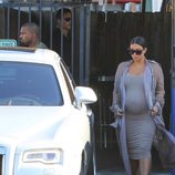 Kim Kardashian con vestido beige y chaqueta con transparencias en su segundo embarazo
