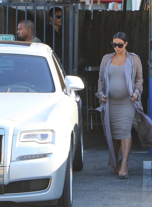 Kim Kardashian con vestido beige y chaqueta con transparencias en su segundo embarazo