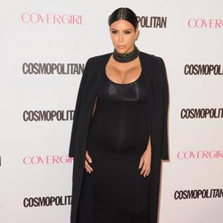 Kim Kardashian con ajustado vestido negro en su segundo embarazo