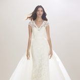 Vestido de novia con capa superpuesta de Carolina Herrera 2016
