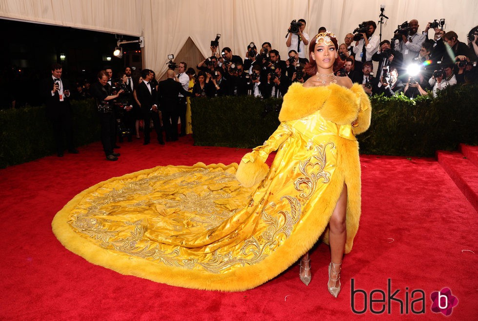 Rihanna en la Gala Met del año 2015 con vestido de temática china