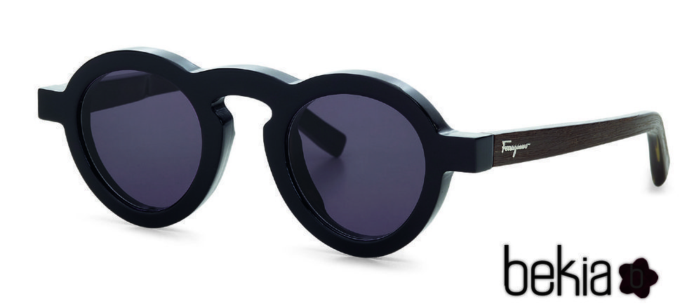 Gafas de sol negras de la colección otoño 2015 de Salvatore Ferragamo