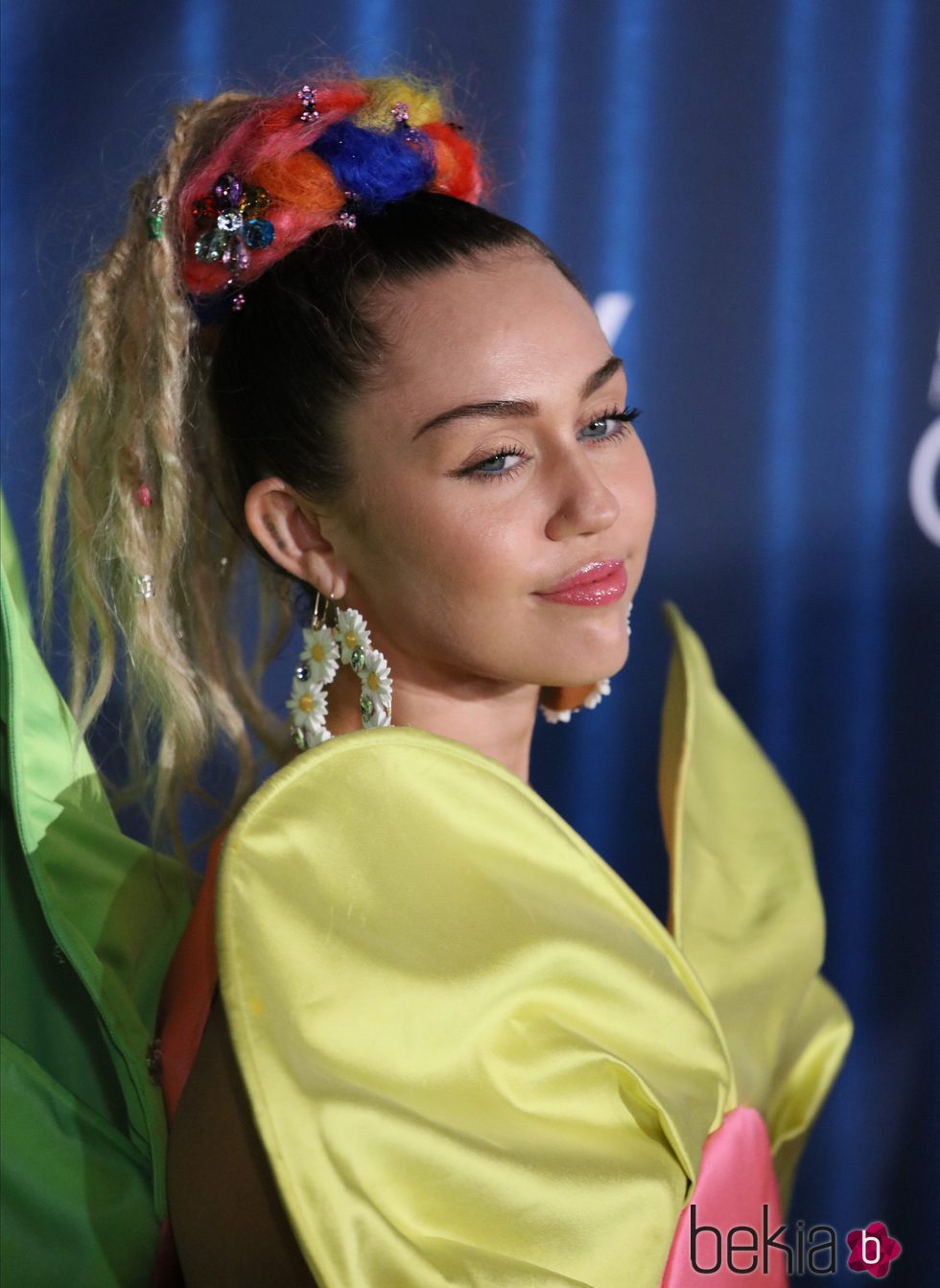 Miley Cyrus con outfit maxi-flor de Ágatha Ruiz de la Prada