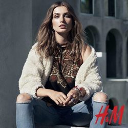 Camisa étnica y abrigo beige de la colección otoño/invierno 2015/2016 de H&M