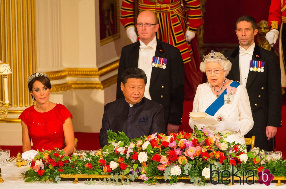 Duquesa de Cambridge con vestido rojo en su primera cena de Estado