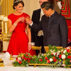 Duquesa de Cambridge Kate Middleton con vestido rojo en su primera cena de Estado