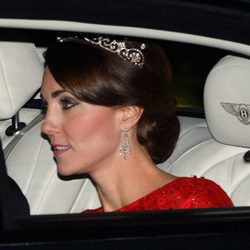 Duquesa de Cambridge con corona de diamantes en el coche yendo hacia su primera cena de Estado