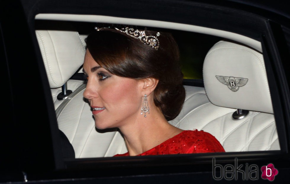 Duquesa de Cambridge con corona de diamantes en el coche yendo hacia su primera cena de Estado