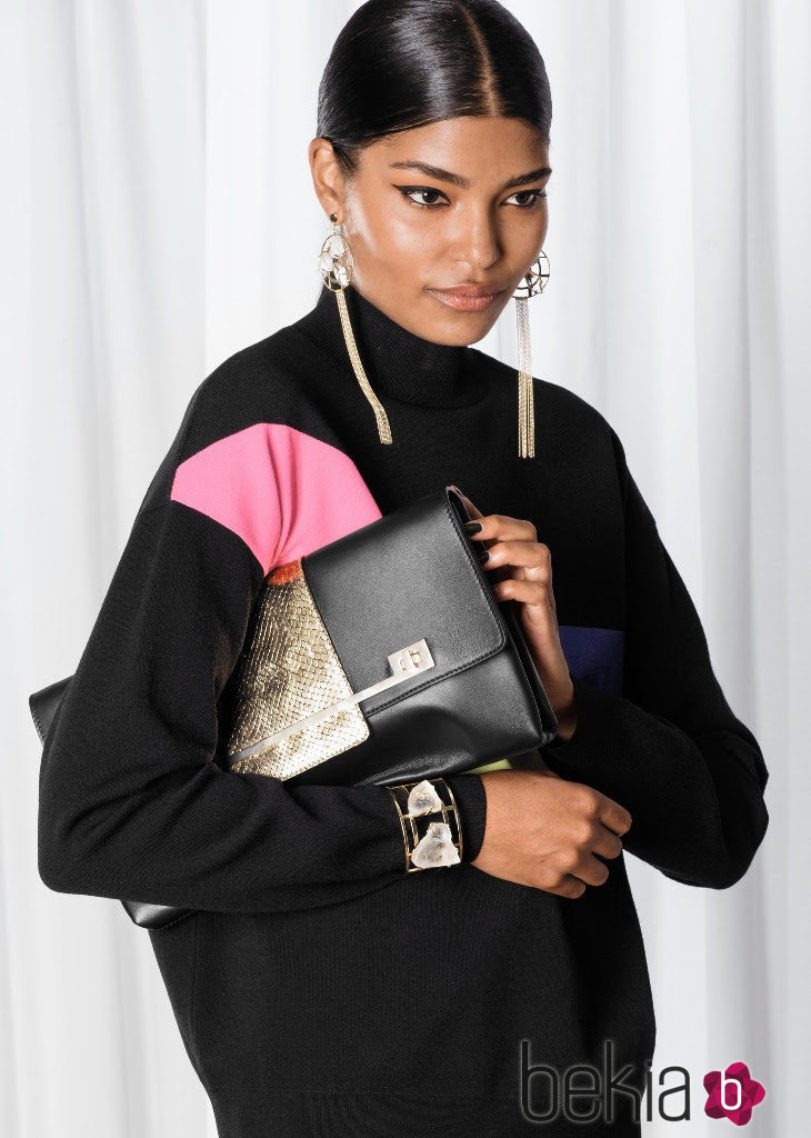 Sudadera negra y rosa y bolso negro y dorado de la colección de invierno Celebration AW 2015