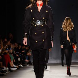 Modelo con abrigo negro en el desfile de Balmain para H&M en Nueva York