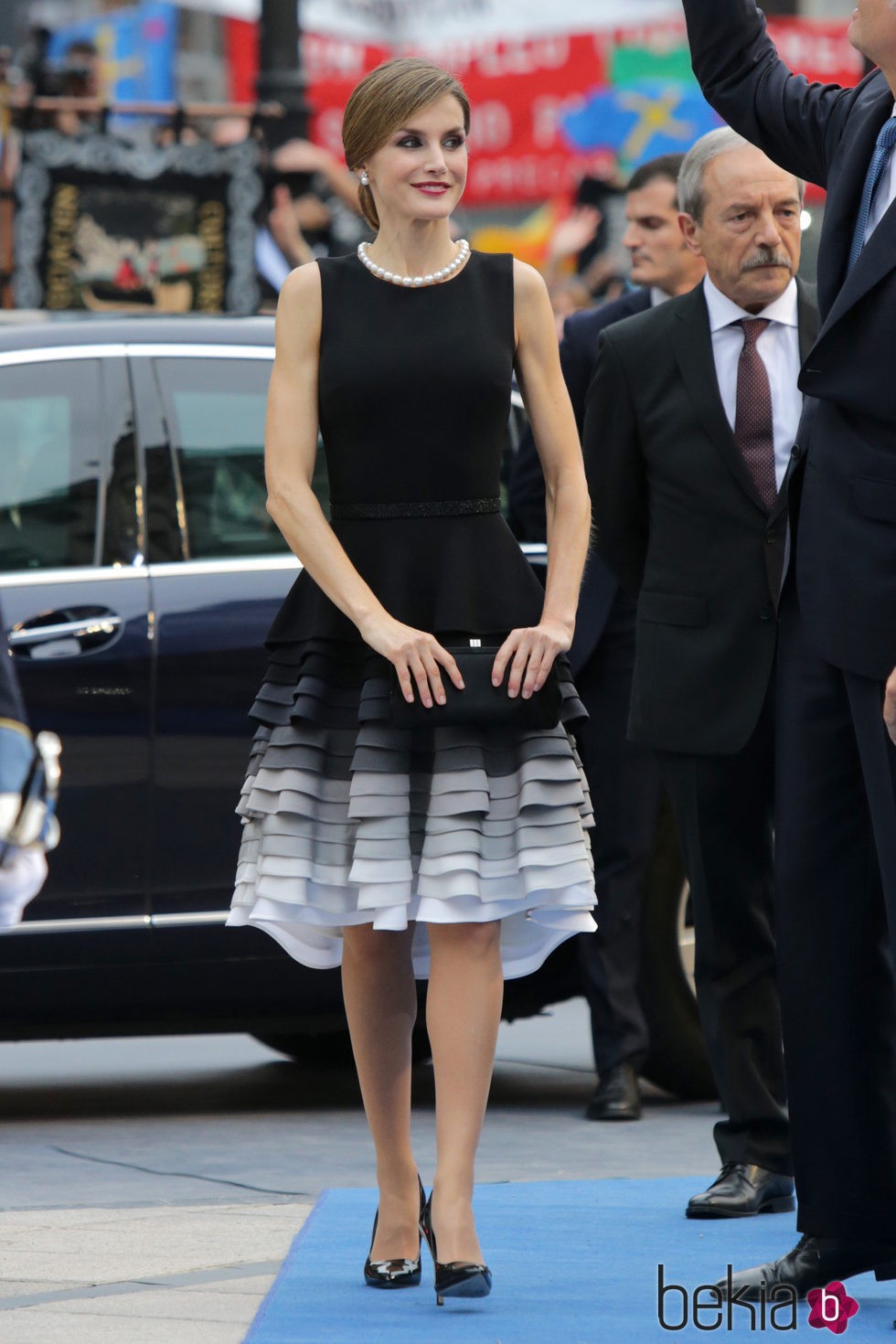 La Reina Letizia con un Felipe Varela en la entrega de los Premios Princesa de Asturias 2015