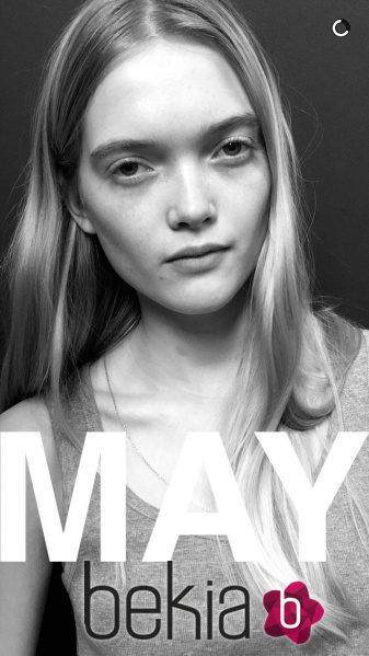 May Bell posando para el lanzamiento de la colección primavera/verano 2016 de Burberry
