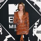 Anna Dello Russo con vestido anaranjado en la alfombra roja de los MTV EMA Awards 2015